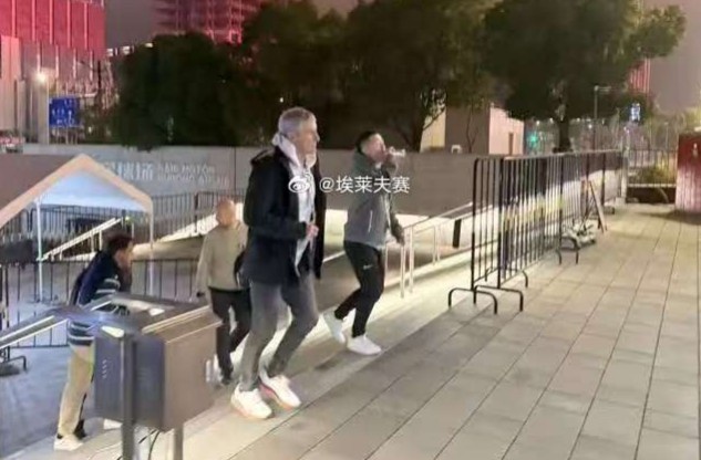 考察!博主:国安主帅塞蒂恩现场观看海港与亚泰的比赛