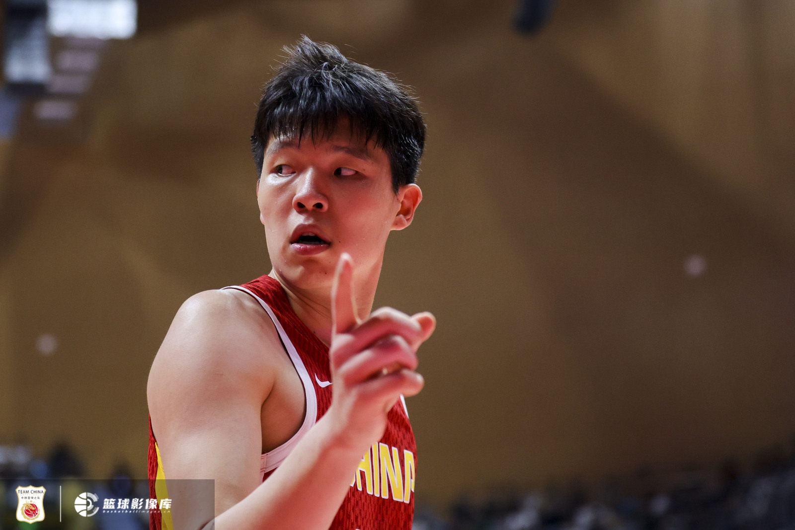 板凳末端!男篮本场仅杨瀚森和张宁在上半场未获登场机会
