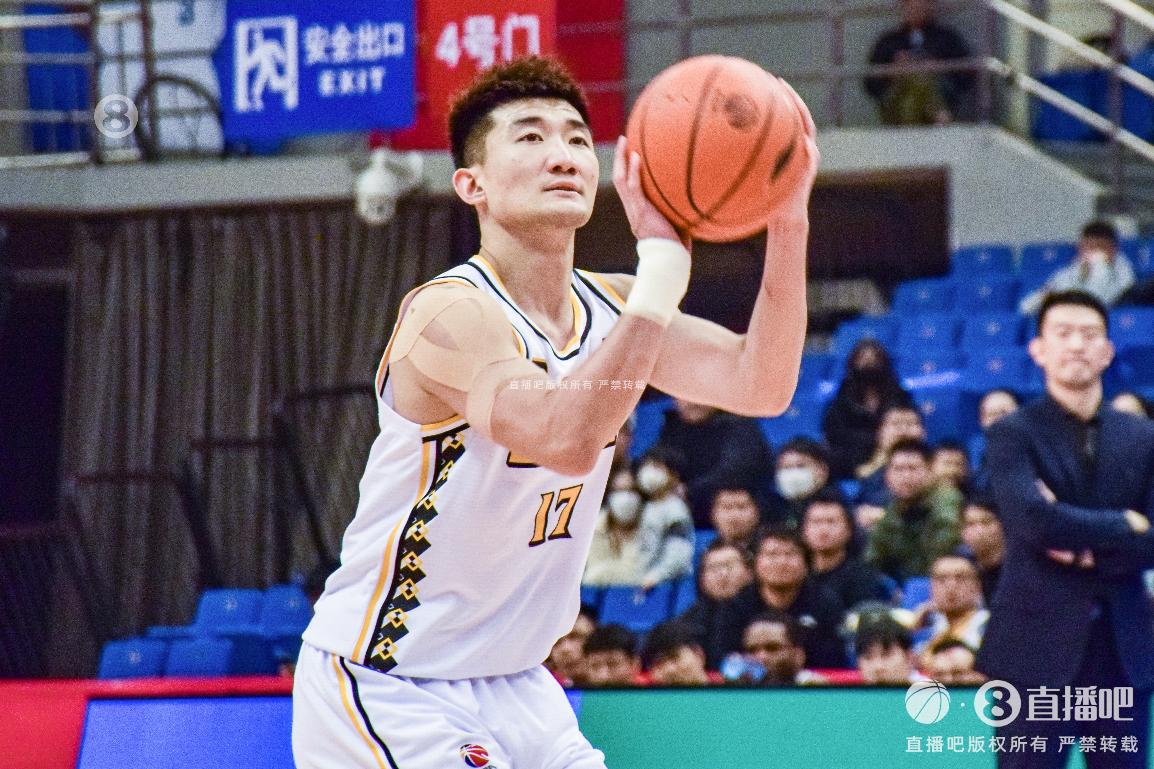 广厦官方:孙铭徽遭遇右跟骨骨折 休战4周